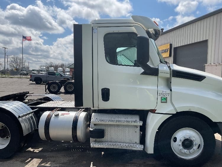 2021 Freightliner Cascadia — photo 8