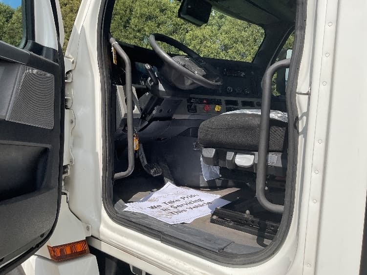 2021 Freightliner Cascadia — photo 9