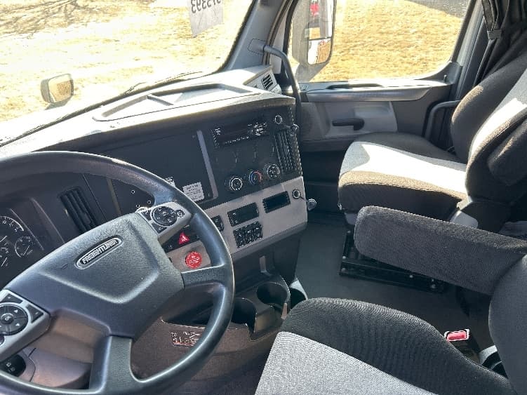 2020 Freightliner Cascadia — photo 10