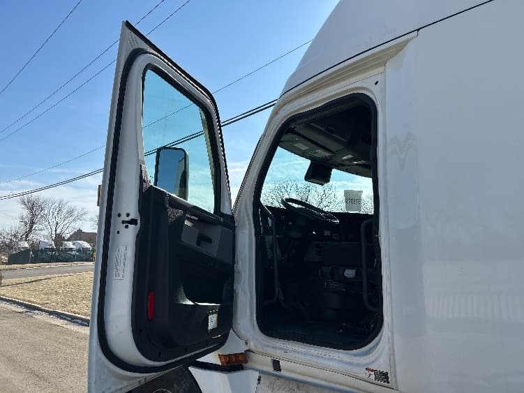 2020 Freightliner Cascadia — photo 9