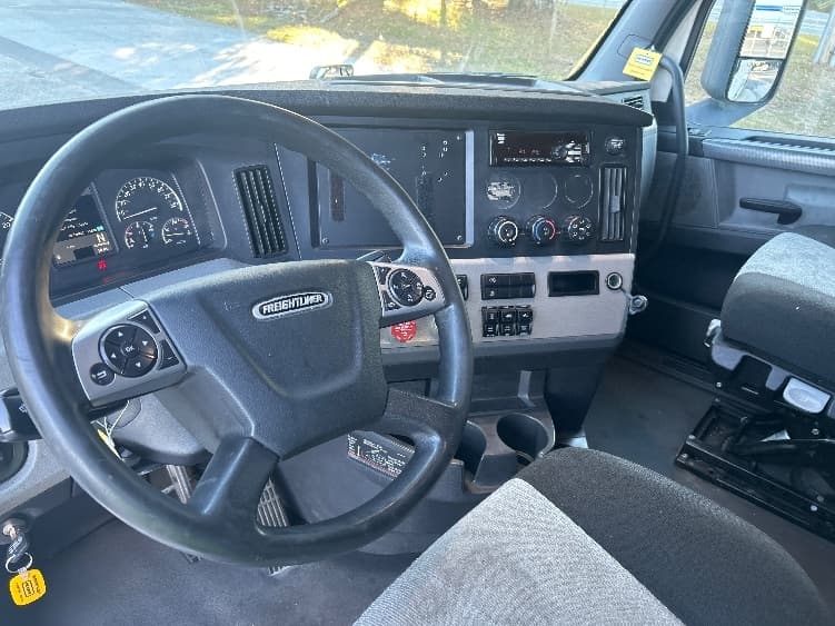 2020 Freightliner Cascadia — photo 10