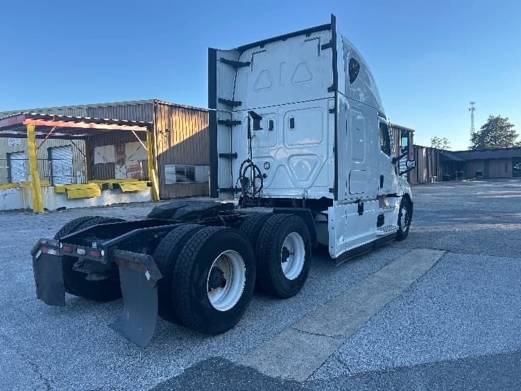 2020 Freightliner Cascadia — photo 7