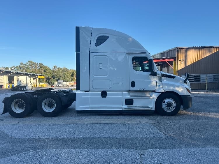 2020 Freightliner Cascadia — photo 8
