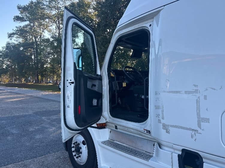 2020 Freightliner Cascadia — photo 9