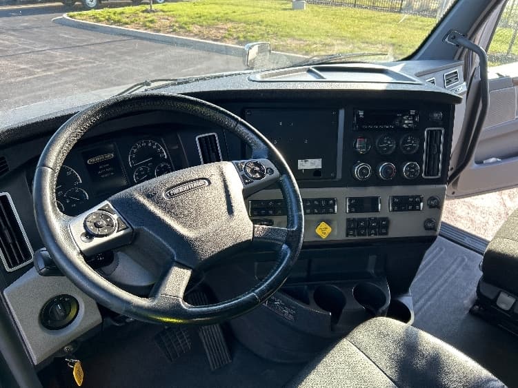 2020 Freightliner Cascadia — photo 10