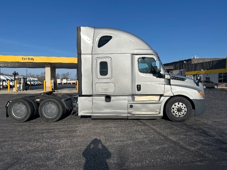 2020 Freightliner Cascadia — photo 8