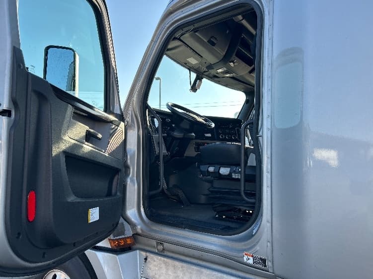 2020 Freightliner Cascadia — photo 9