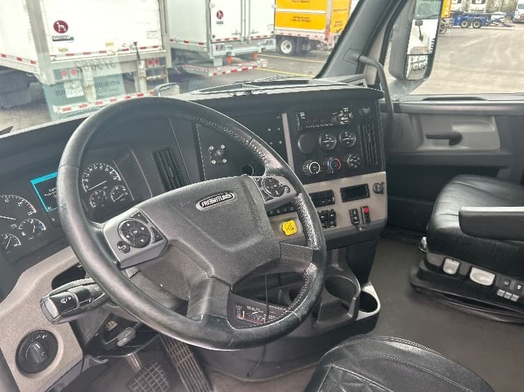 2021 Freightliner Cascadia — photo 10