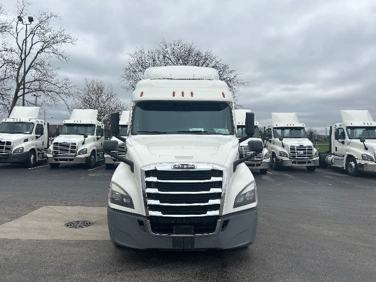 2021 Freightliner Cascadia — photo 2