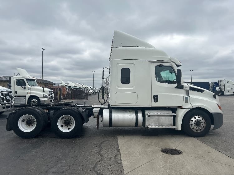 2021 Freightliner Cascadia — photo 8