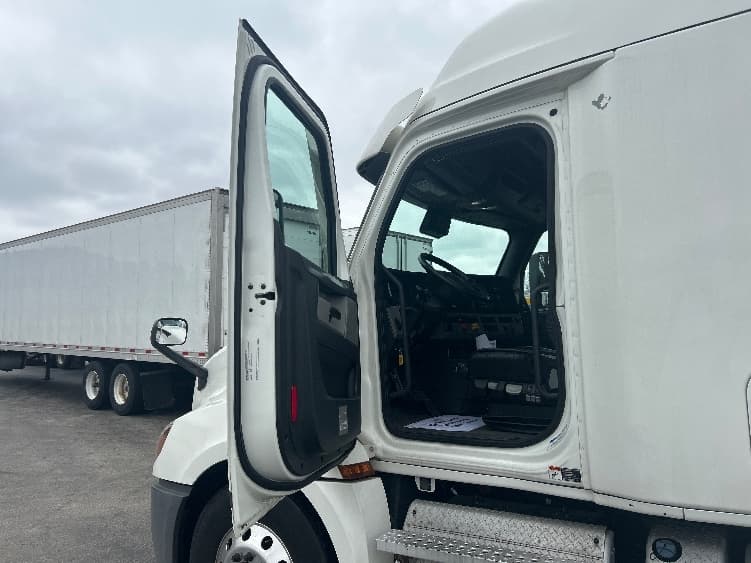 2021 Freightliner Cascadia — photo 9