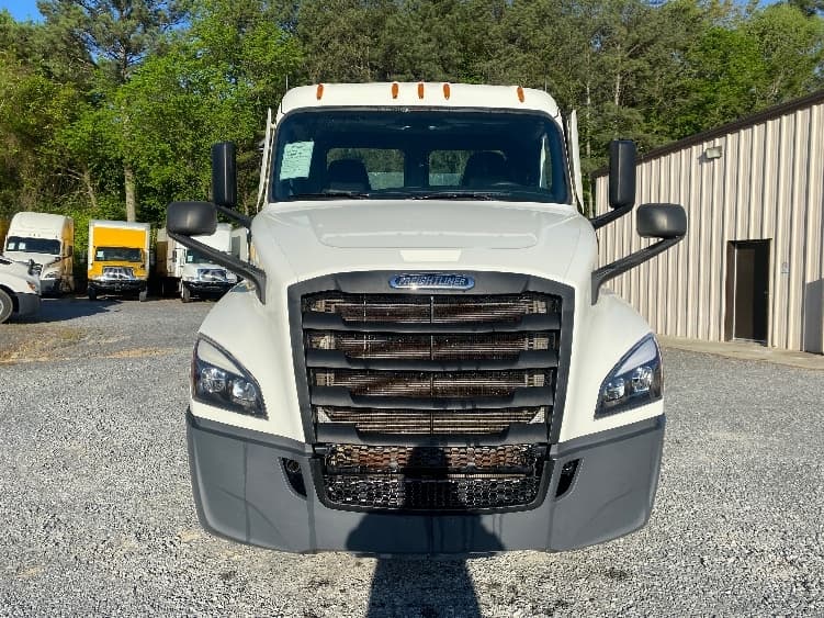 2021 Freightliner Cascadia — photo 2