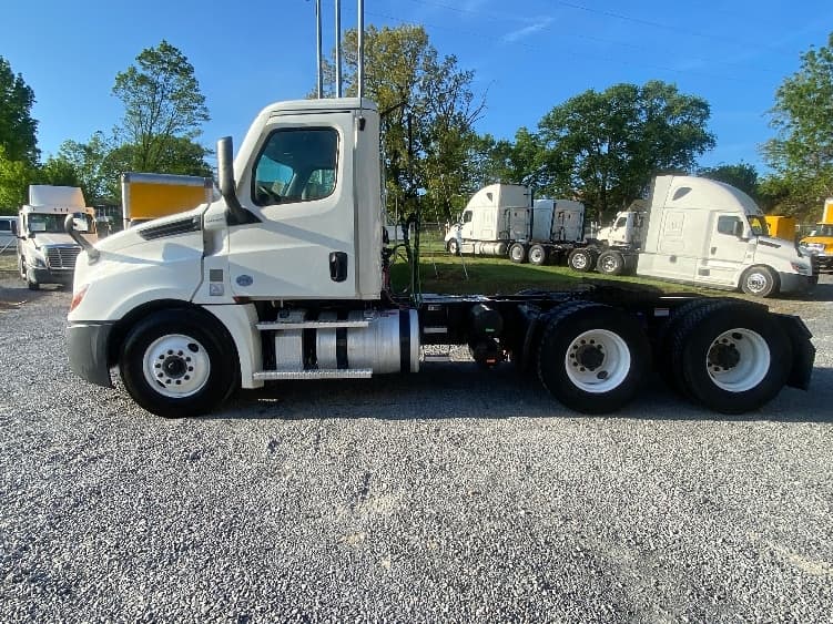 2021 Freightliner Cascadia — photo 4