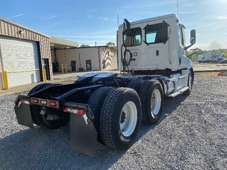 2021 Freightliner Cascadia — photo 7