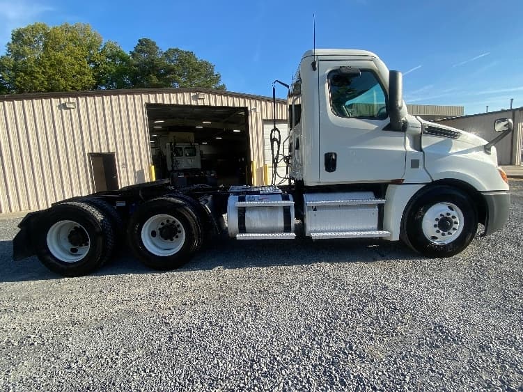2021 Freightliner Cascadia — photo 8