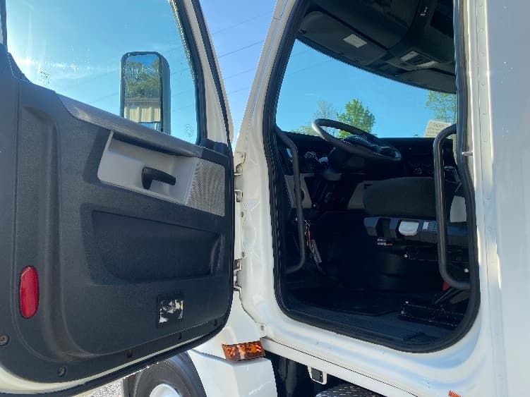 2021 Freightliner Cascadia — photo 9