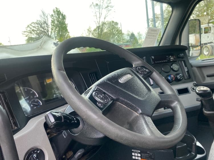 2021 Freightliner Cascadia — photo 10