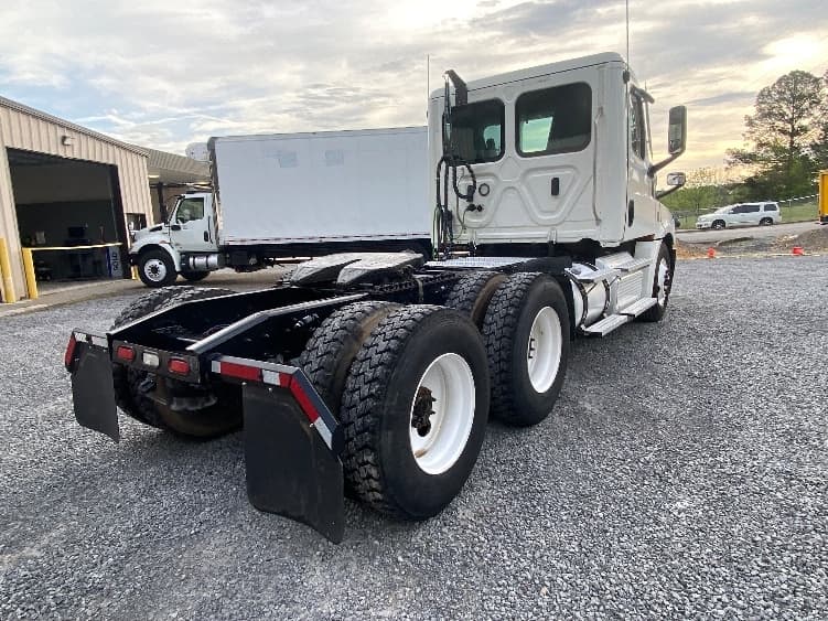 2021 Freightliner Cascadia — photo 7