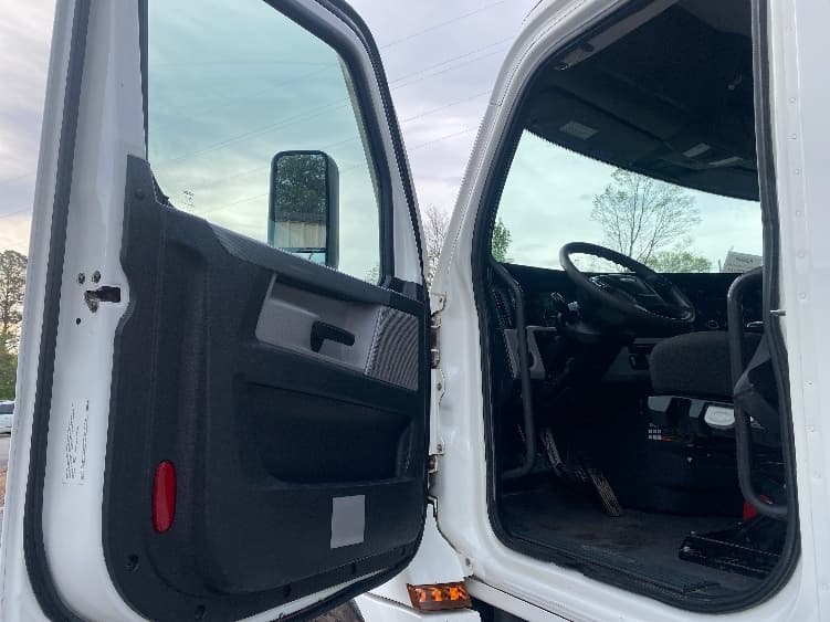 2021 Freightliner Cascadia — photo 9