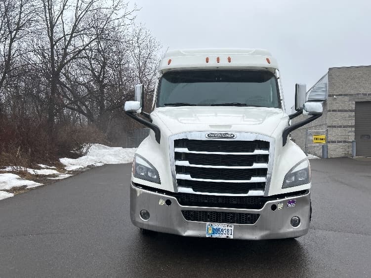 2021 Freightliner Cascadia — photo 2