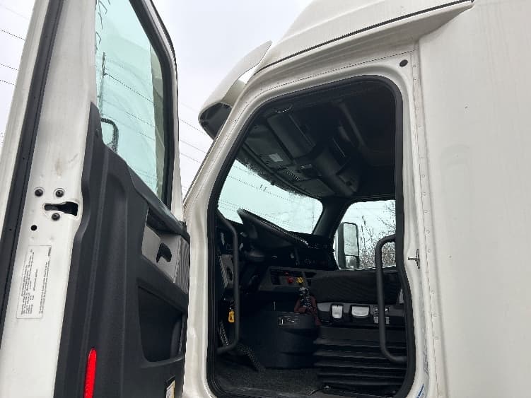 2021 Freightliner Cascadia — photo 9