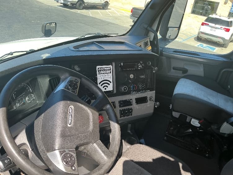 2021 Freightliner Cascadia — photo 10