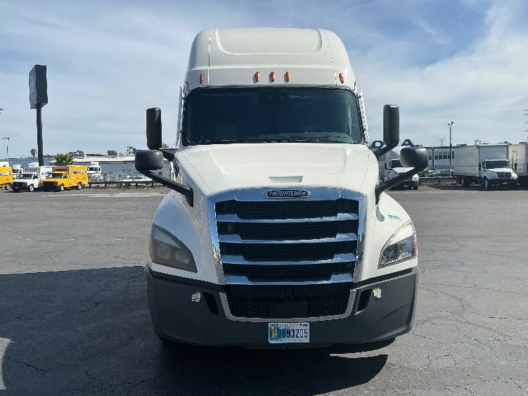 2021 Freightliner Cascadia — photo 2