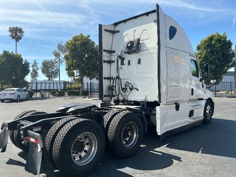2021 Freightliner Cascadia — photo 7