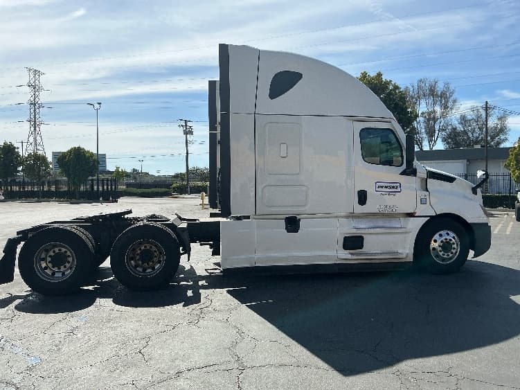 2021 Freightliner Cascadia — photo 8