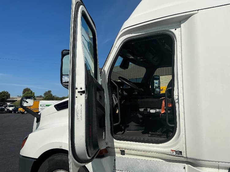 2021 Freightliner Cascadia — photo 9