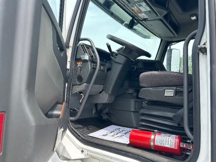 2021 Volvo VNL 760 — photo 9