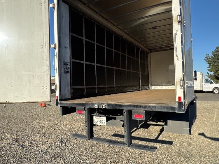 2021 Freightliner M2 106 — photo 9