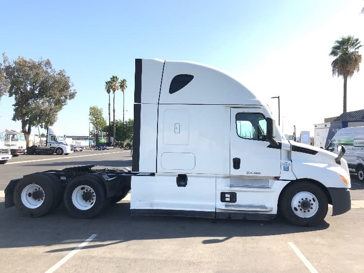 2021 Freightliner Cascadia — photo 8