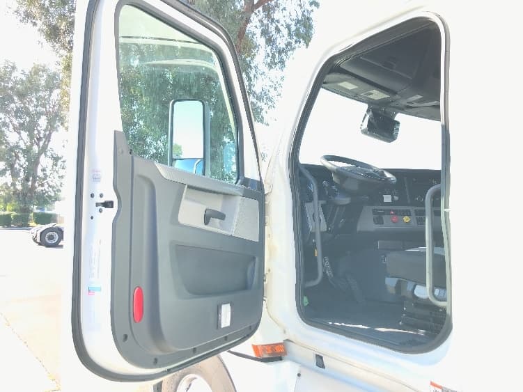 2021 Freightliner Cascadia — photo 9