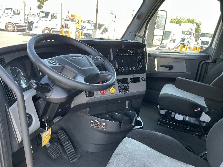 2021 Freightliner Cascadia — photo 10