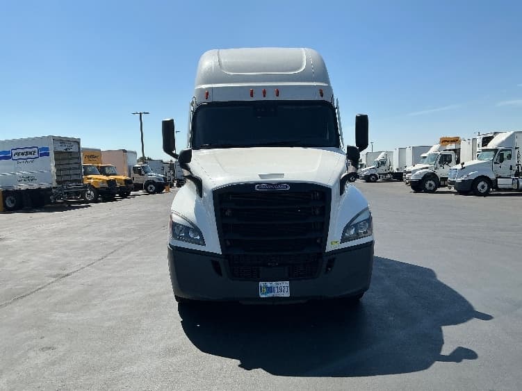 2021 Freightliner Cascadia — photo 2