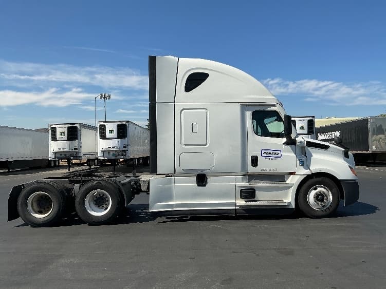 2021 Freightliner Cascadia — photo 8