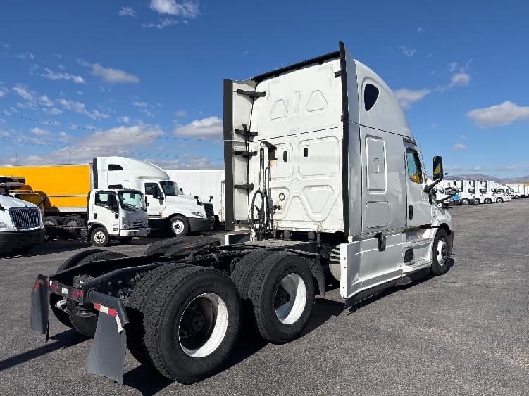 2021 Freightliner Cascadia — photo 7