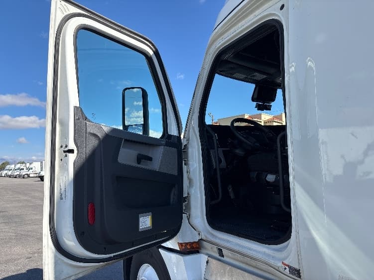 2021 Freightliner Cascadia — photo 9