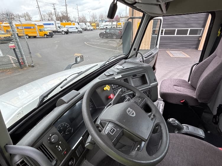 2021 Volvo VNL 300 — photo 10