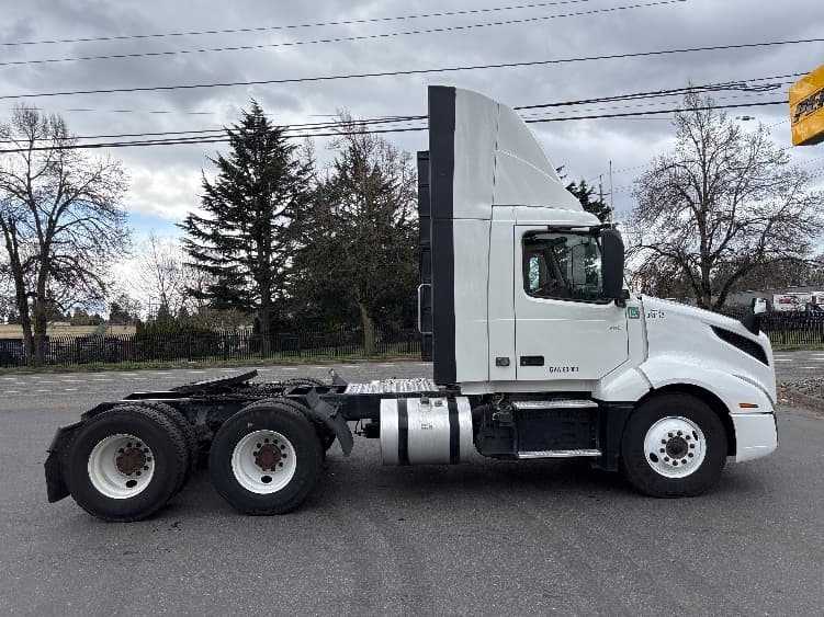 2021 Volvo VNL 300 — photo 8