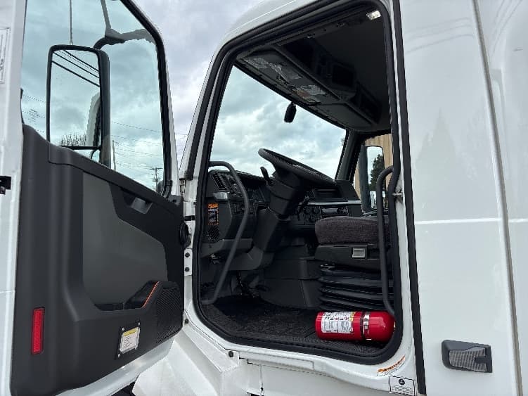 2021 Volvo VNL 300 — photo 9