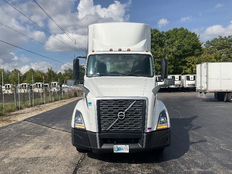 2021 Volvo VNL 300 — photo 2