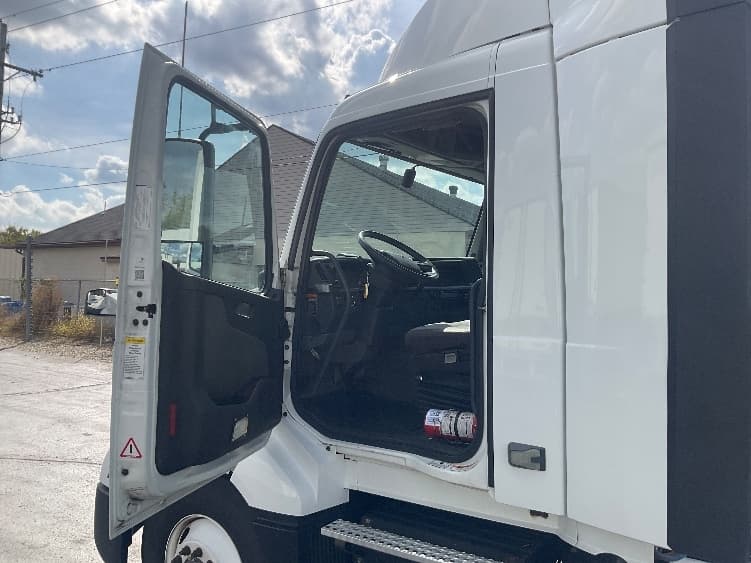2021 Volvo VNL 300 — photo 9