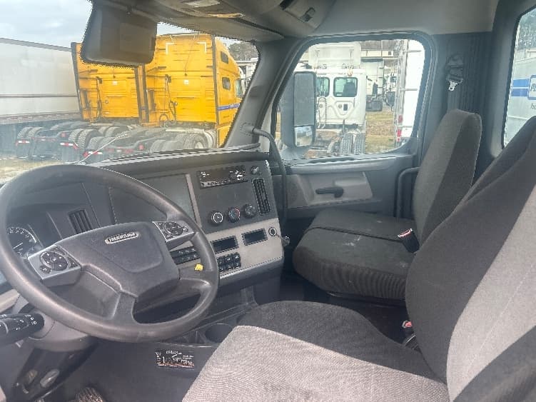 2021 Freightliner Cascadia — photo 10