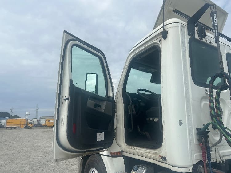 2021 Freightliner Cascadia — photo 9