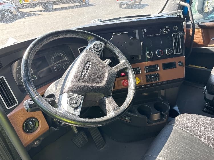 2021 Freightliner Cascadia — photo 10