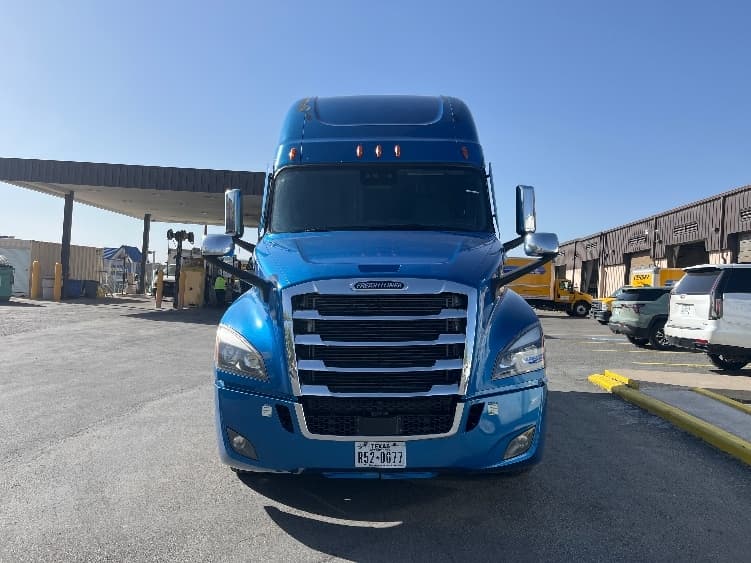 2021 Freightliner Cascadia — photo 2