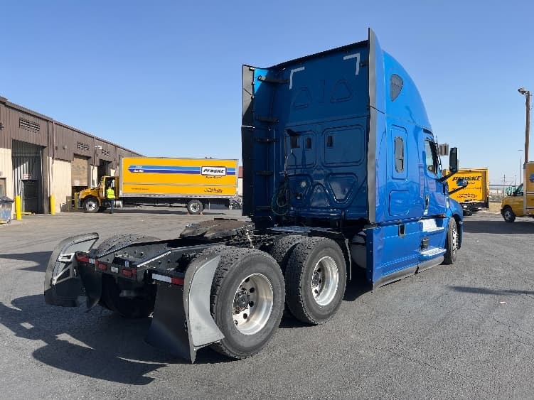 2021 Freightliner Cascadia — photo 7