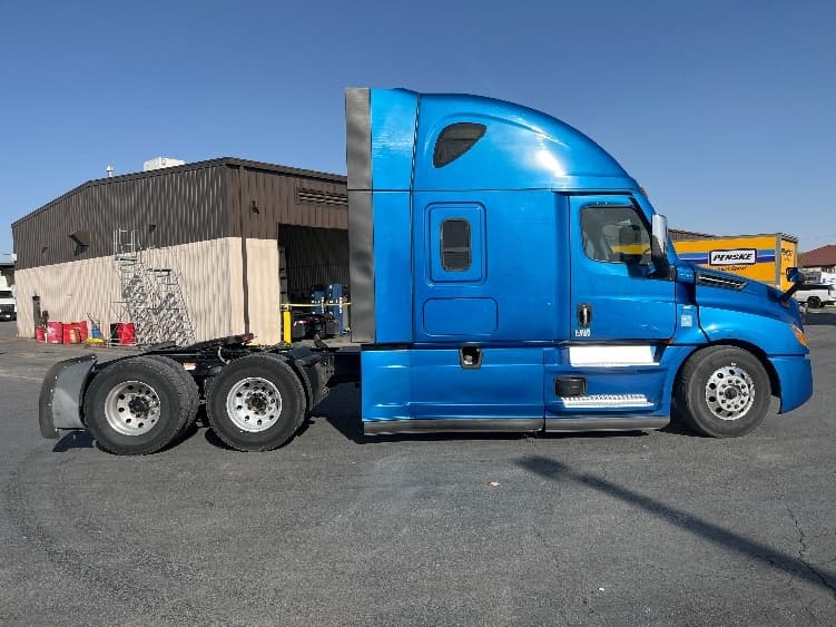 2021 Freightliner Cascadia — photo 8